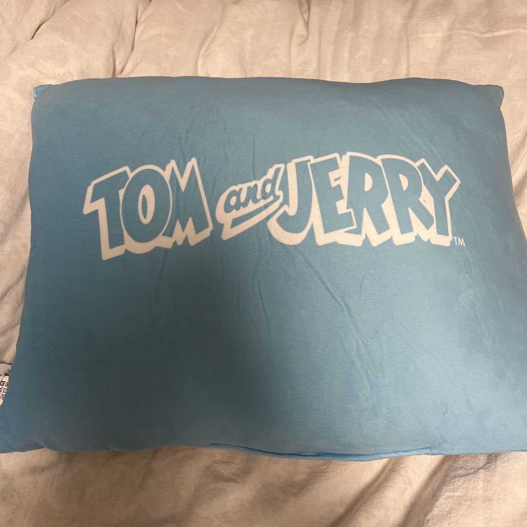 トムとジェリー　クッション　枕　もちもち エンタメ/ホビーのおもちゃ/ぬいぐるみ(キャラクターグッズ)の商品写真