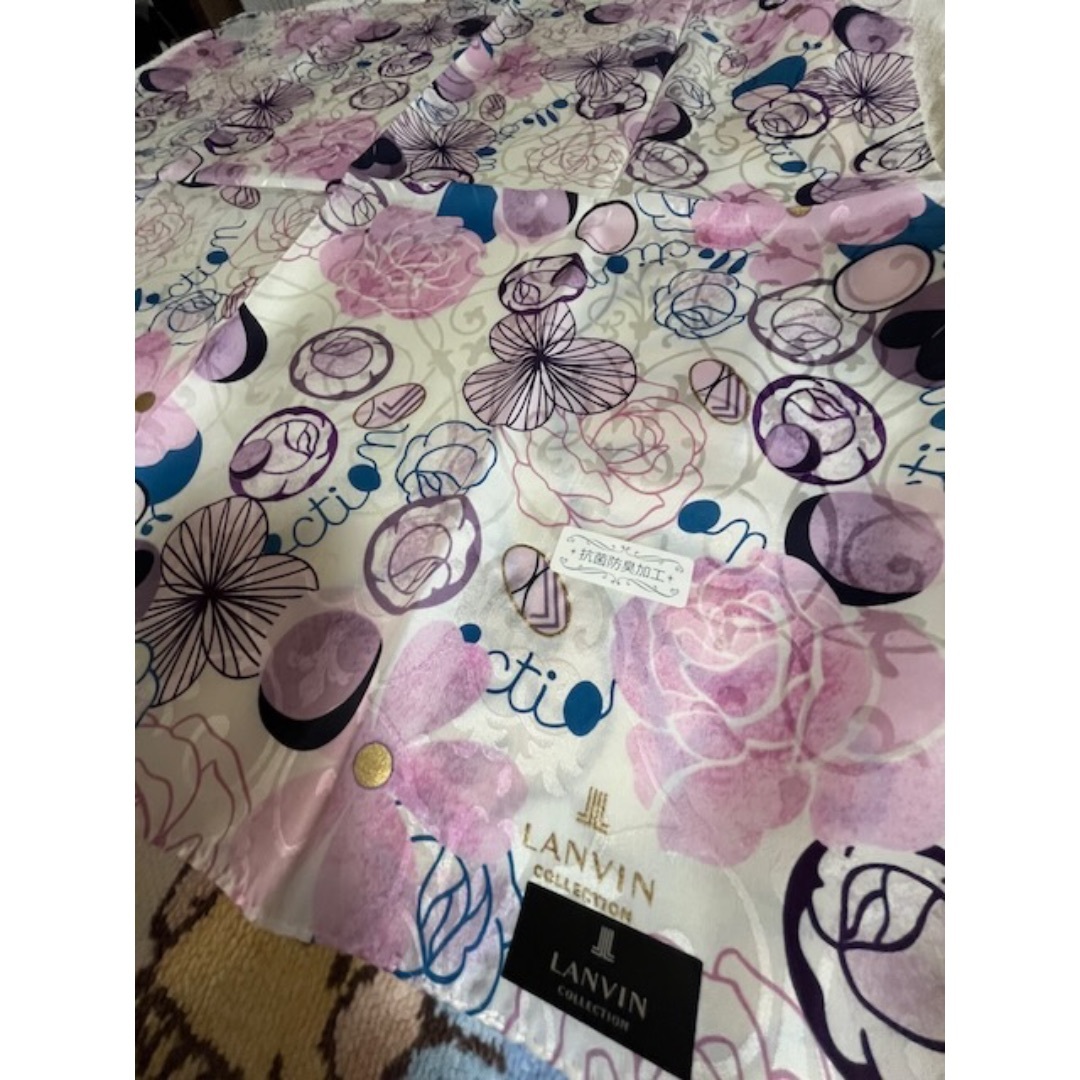 LANVIN COLLECTION(ランバンコレクション)のランバン  シルクスカーフ　薔薇　抗菌防臭加工 レディースのファッション小物(バンダナ/スカーフ)の商品写真