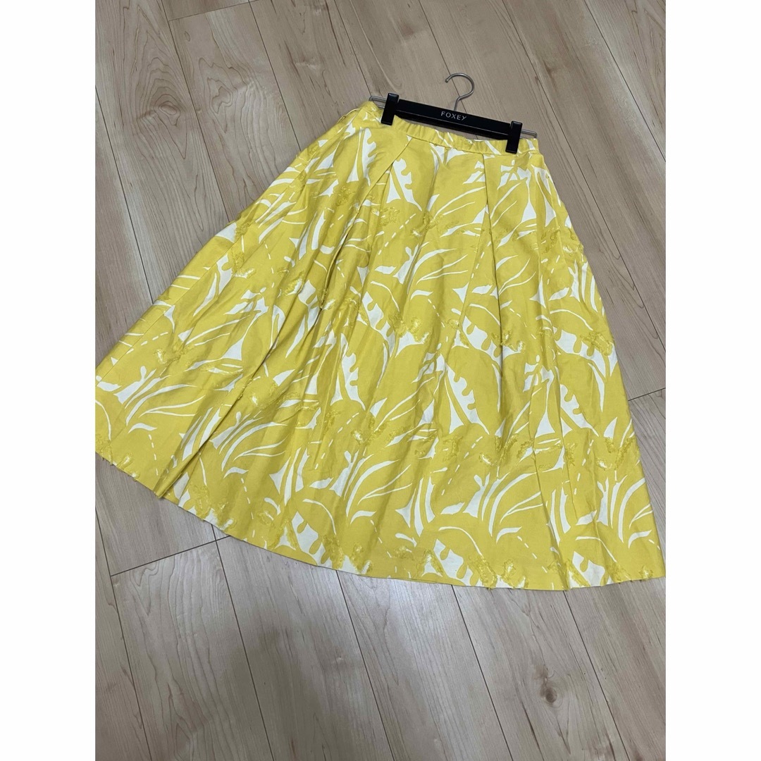 STRAWBERRY-FIELDS(ストロベリーフィールズ)の美品　ストロベリーフィールズ　ICHIE スカート　イエロー　柄　フレア レディースのスカート(ひざ丈スカート)の商品写真