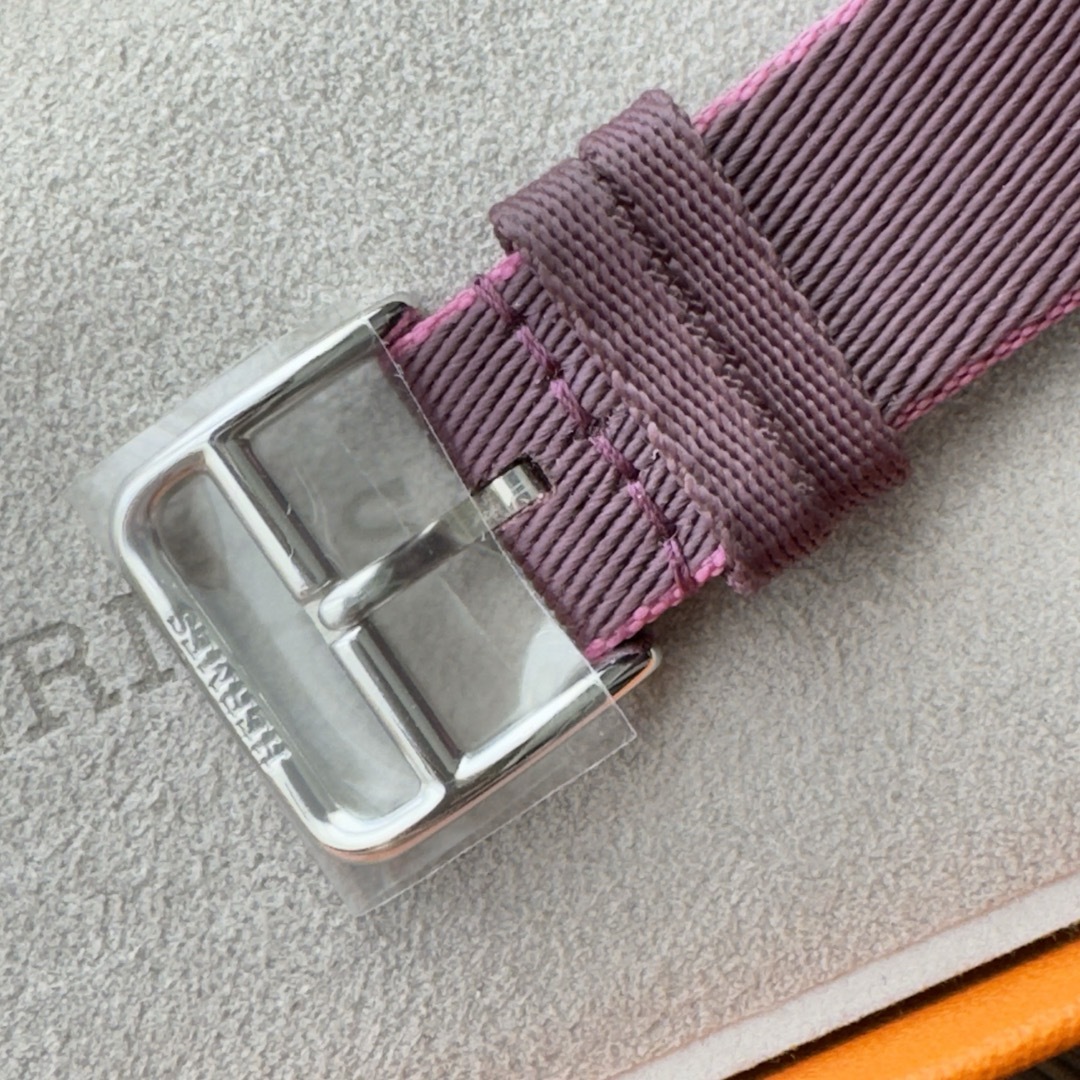 Apple(アップル)の1803 Apple Watch エルメス　ジャンピング　カシスマグノリア レディースのファッション小物(腕時計)の商品写真