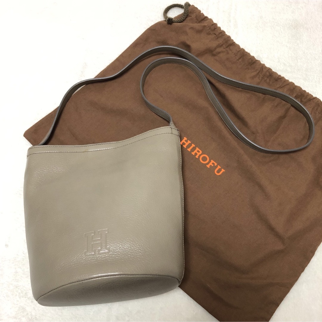 ヒロフ　HIROFU ショルダーバッグ　グレージュ　シボ革 レディースのバッグ(ショルダーバッグ)の商品写真