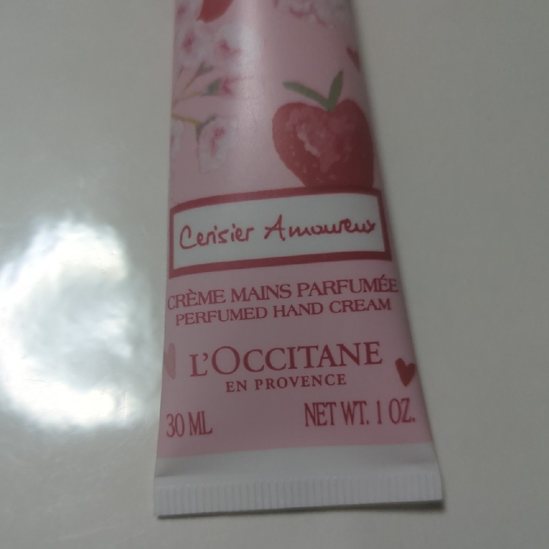 L'OCCITANE(ロクシタン)のロクシタン　ハンドクリーム30ml　１本チェリーストロベリー コスメ/美容のボディケア(ハンドクリーム)の商品写真