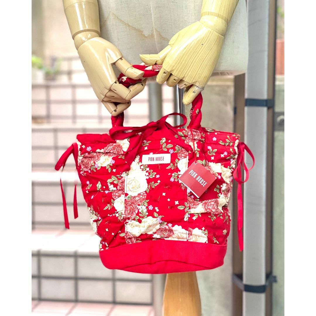 PINK HOUSE(ピンクハウス)の☆未使用ﾀｸﾞ付☆ﾚｯﾄﾞ花柄巾着B5縦ﾄｰﾄBAG【PINKHOUSE】送料込 レディースのバッグ(トートバッグ)の商品写真