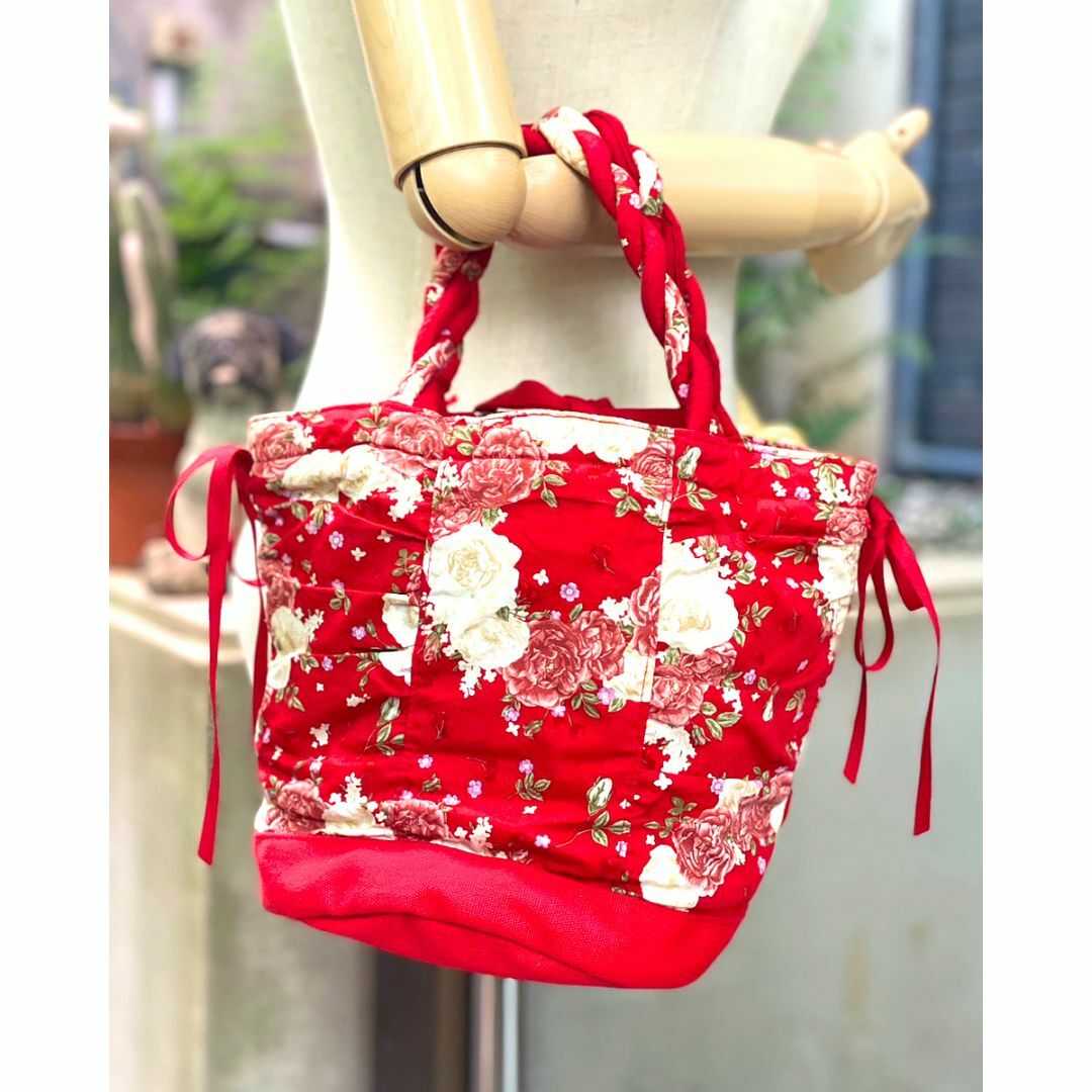 PINK HOUSE(ピンクハウス)の☆未使用ﾀｸﾞ付☆ﾚｯﾄﾞ花柄巾着B5縦ﾄｰﾄBAG【PINKHOUSE】送料込 レディースのバッグ(トートバッグ)の商品写真