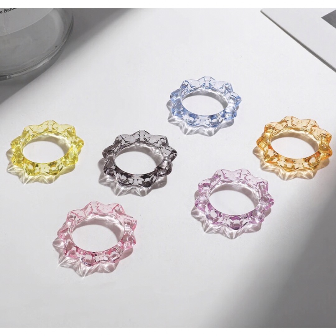 【新品送料無料❗️】ギザギザ アクリルリング 透明リング クリア 黄色 イエロー レディースのアクセサリー(リング(指輪))の商品写真
