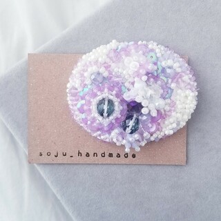 薄紫フラワーブローチ　ビーズ刺繍　ブローチ