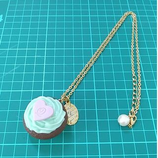 Q-pot はばか ストロベリーカップケーキネックレス Q-pot はばか ストロベリーカップケーキネックレス