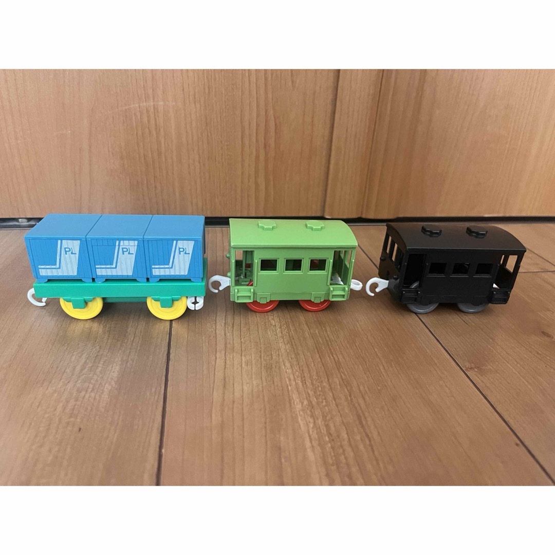 Takara Tomy(タカラトミー)のプラレール　中間車両セット エンタメ/ホビーのおもちゃ/ぬいぐるみ(鉄道模型)の商品写真