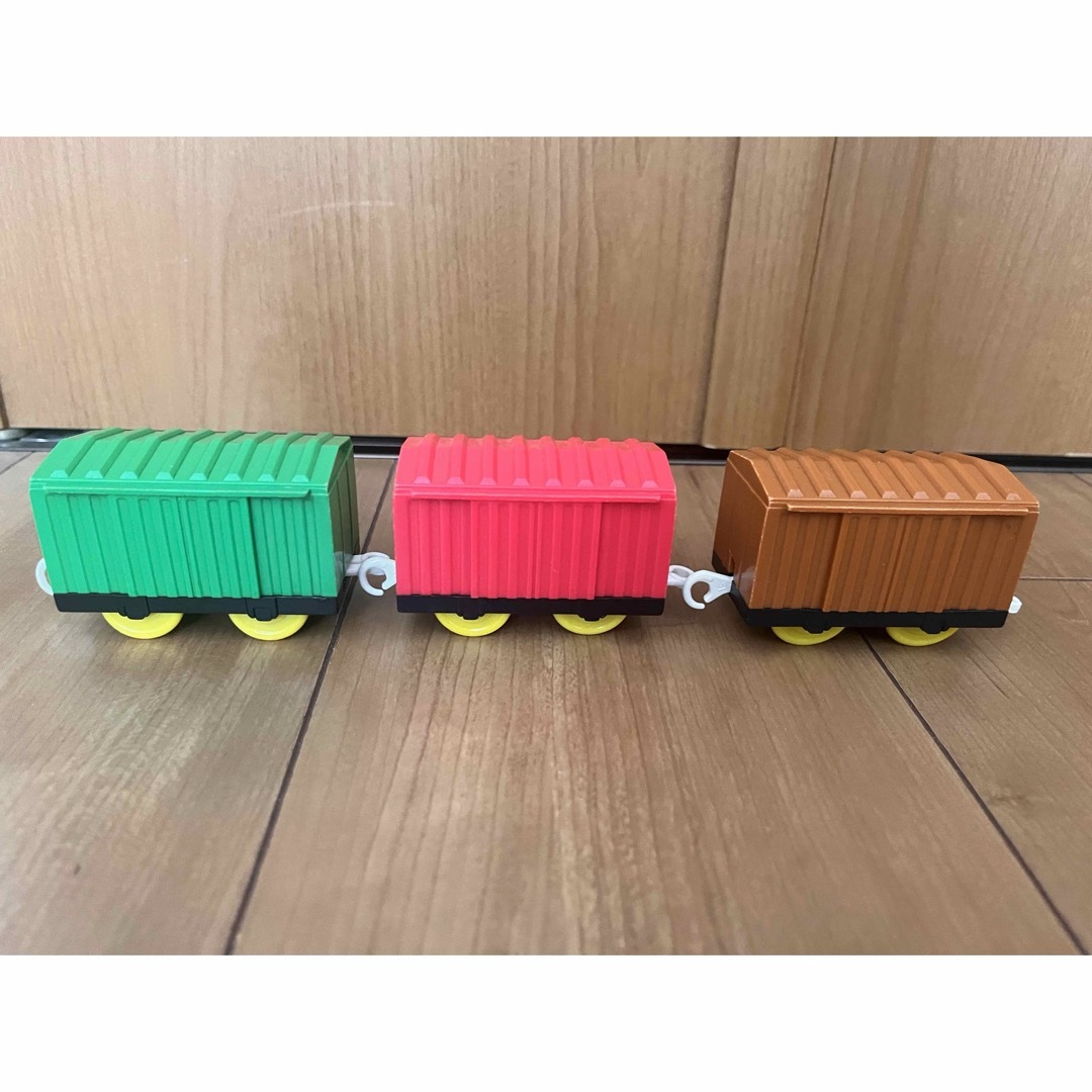 Takara Tomy(タカラトミー)のプラレール　中間車両セット エンタメ/ホビーのおもちゃ/ぬいぐるみ(鉄道模型)の商品写真