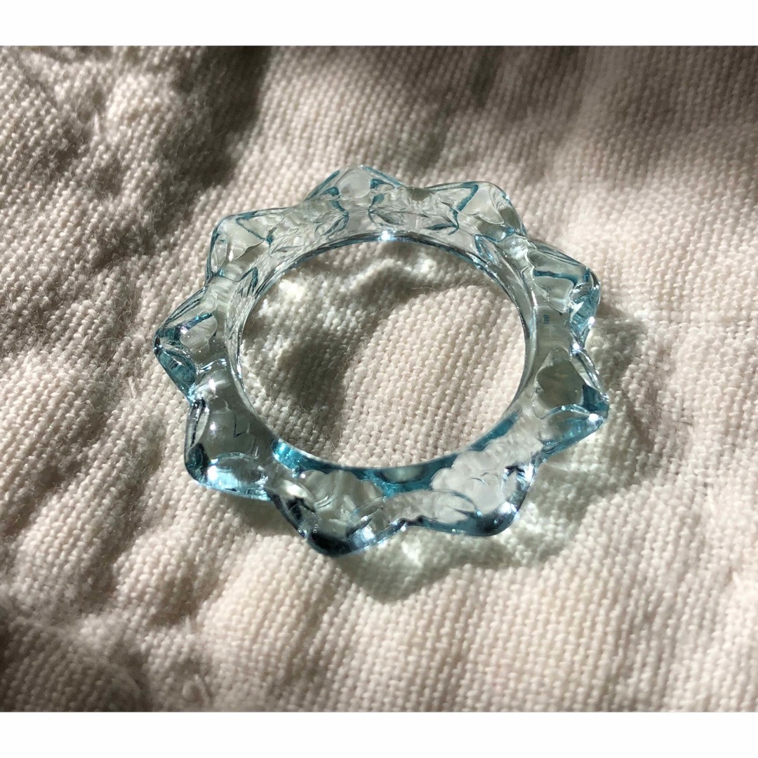 【新品送料無料❗️】ギザギザ アクリルリング 透明 海外アクセサリー 水色 青 レディースのアクセサリー(リング(指輪))の商品写真