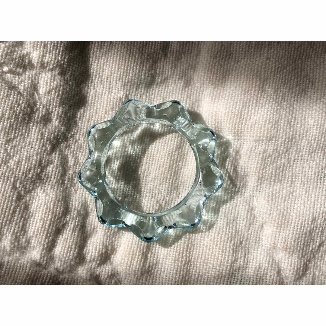 【新品送料無料❗️】ギザギザ アクリルリング 透明 海外アクセサリー 水色 青 レディースのアクセサリー(リング(指輪))の商品写真