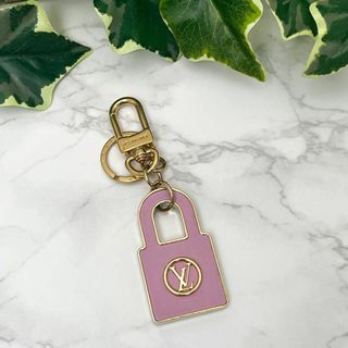 ルイヴィトン(LOUIS VUITTON)のルイヴィトン ポルト クレ・LV ライブリー チャーム ブルー ピンク(キーホルダー)