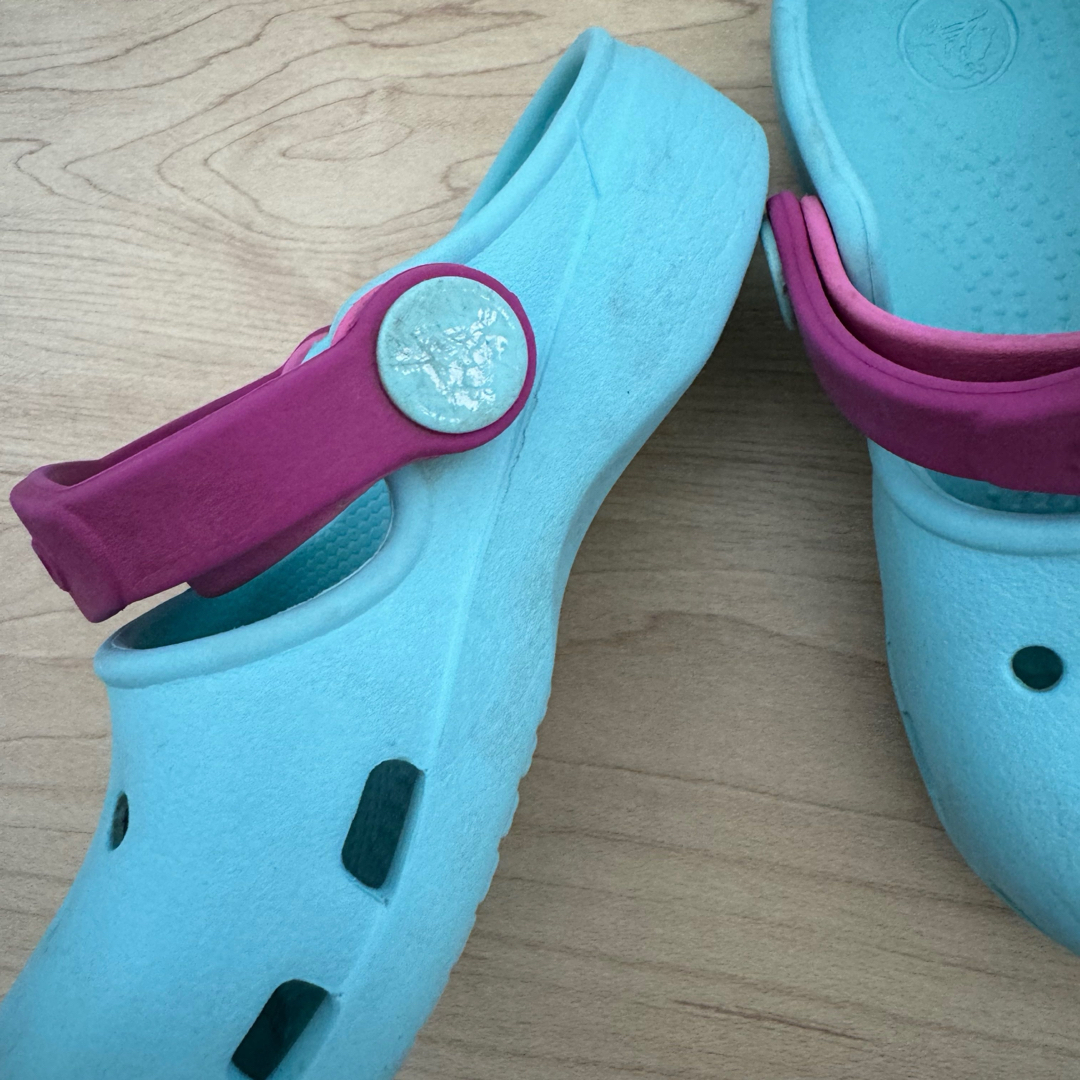 crocs(クロックス)のクロックス　C7 ピンク　水色　サンダル　15㎝ キッズ/ベビー/マタニティのキッズ靴/シューズ(15cm~)(サンダル)の商品写真