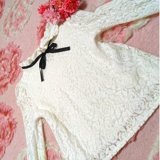 LIZ LISA - リズリサ❤白♥花柄＆レース♥首後ろボタン＆袖先♥伸びる♥楽々♥リボン♥お洋服