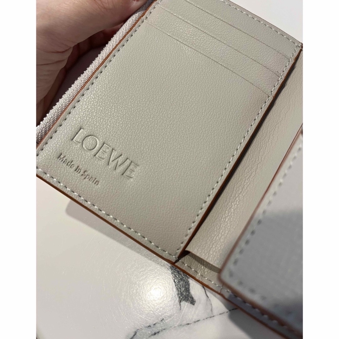 LOEWE(ロエベ)の【美品】LOEWE 三つ折り財布 アナグラム グレー レディースのファッション小物(財布)の商品写真