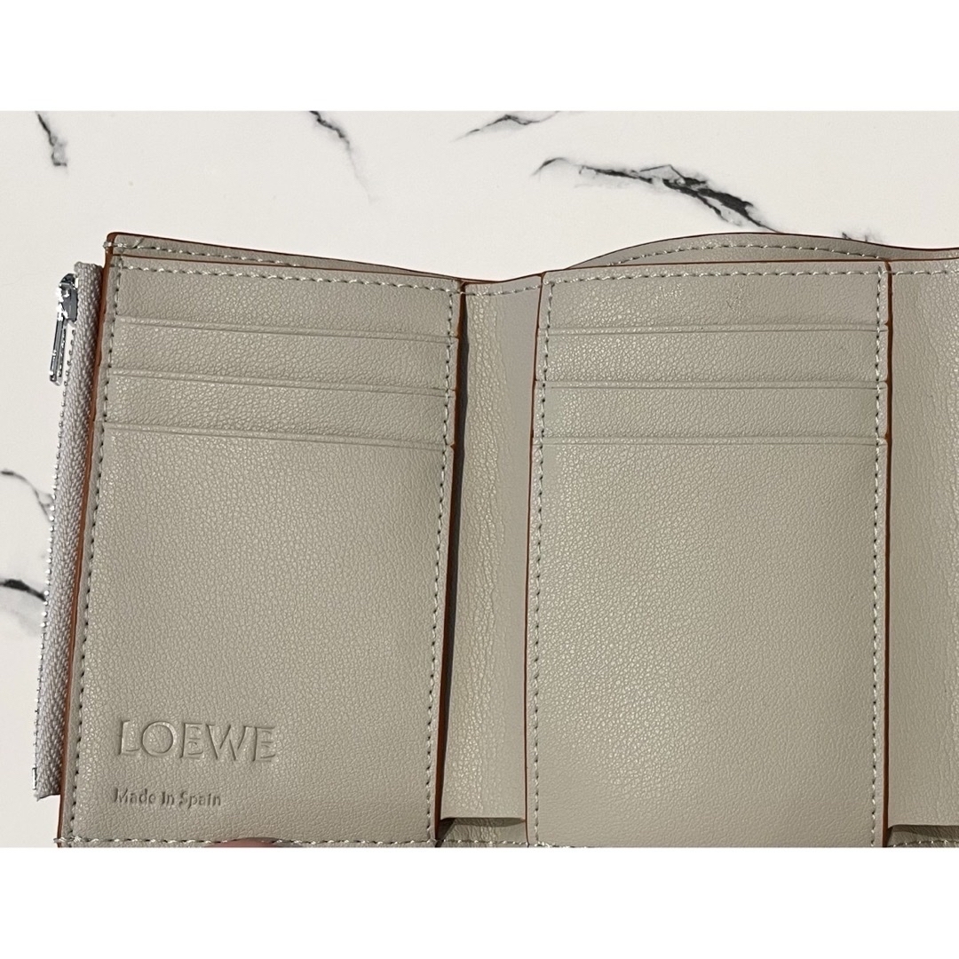 LOEWE(ロエベ)の【美品】LOEWE 三つ折り財布 アナグラム グレー レディースのファッション小物(財布)の商品写真