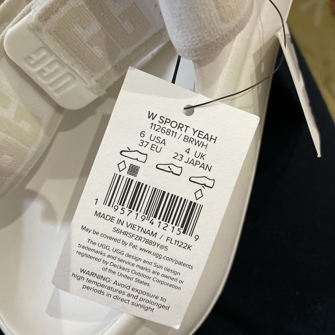 UGG(アグ)のUGG サンダル新品タグ付23 レディースの靴/シューズ(サンダル)の商品写真