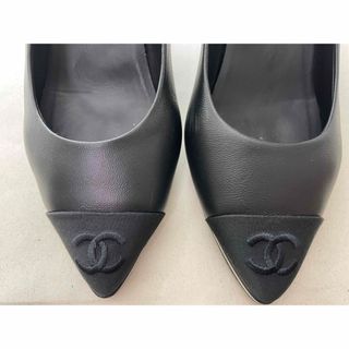 シャネル(CHANEL)の売り切り！CHANEL ロゴパンプス　黒(ハイヒール/パンプス)