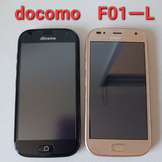 フジツウ(富士通)のdocomo　F01ーL　簡単スマホ　黒、ゴールド(スマートフォン本体)