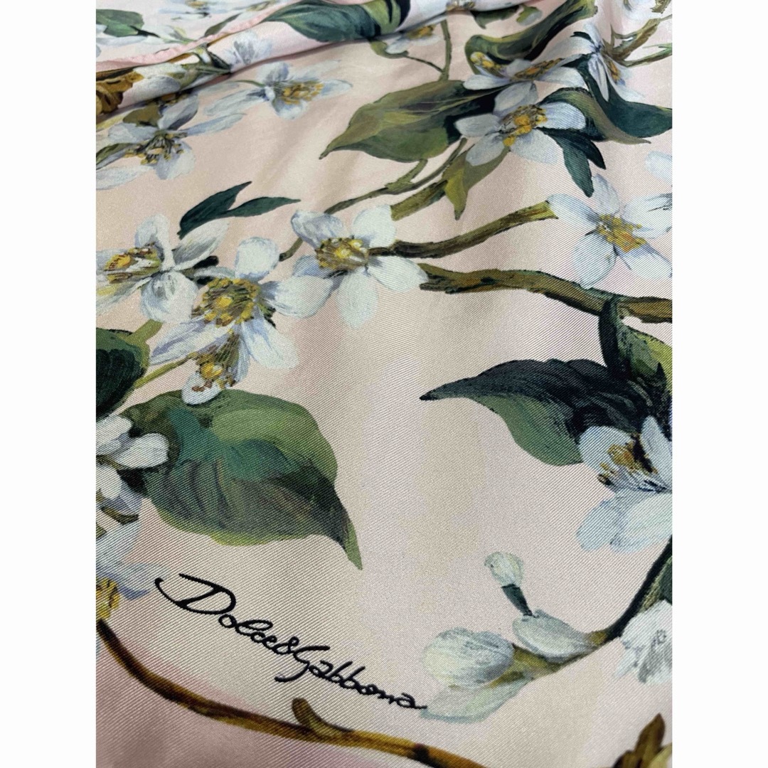 DOLCE&GABBANA(ドルチェアンドガッバーナ)の【美品】Dolce&Gabbanaシルクスカーフ レディースのファッション小物(バンダナ/スカーフ)の商品写真