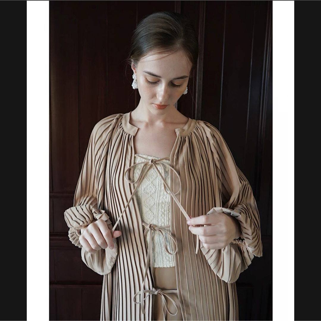 Acka新品pleats volume blouse (beige) レディースのトップス(シャツ/ブラウス(長袖/七分))の商品写真