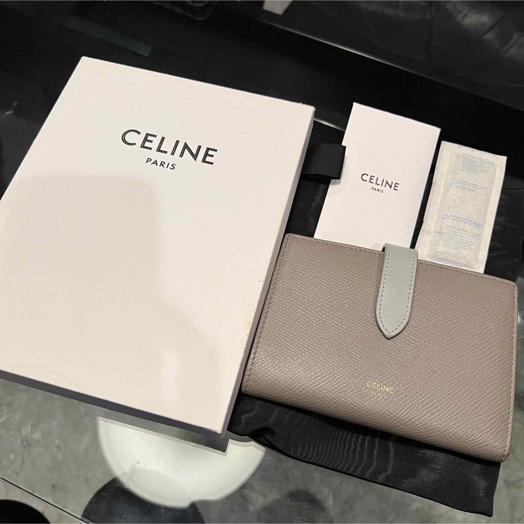 celine(セリーヌ)の正規品　CELINE セリーヌ　ストラップウォレット　ミディアム　財布　二つ折り レディースのファッション小物(財布)の商品写真