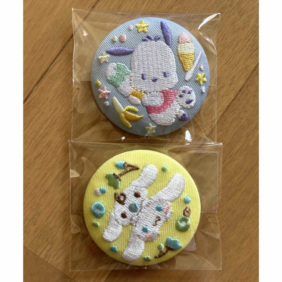 サンリオ　刺繍缶バッジ　シナモン　ポチャッコ エンタメ/ホビーのアニメグッズ(バッジ/ピンバッジ)の商品写真