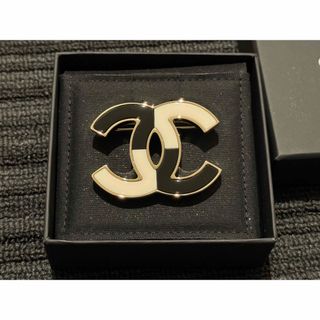 シャネル(CHANEL)のCHANEL シャネル　ブローチ　アクセサリー　ココマーク　ホワイト　ブラック(ブローチ/コサージュ)