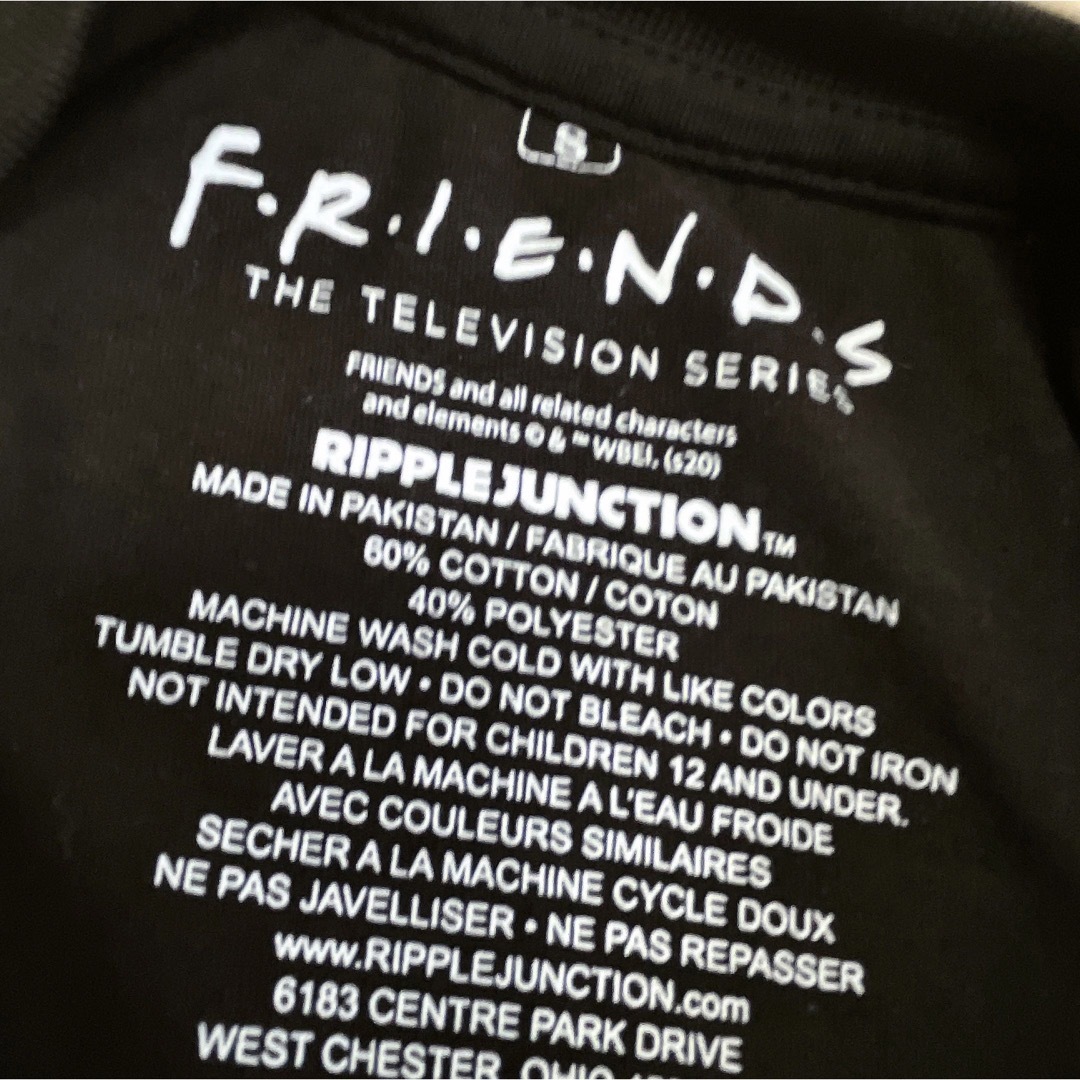TV&MOVIE(ティービーアンドムービー)のUSA古着　FRIENDS　Tシャツ　ブラック　ムービー　クリスマス　プリント メンズのトップス(Tシャツ/カットソー(半袖/袖なし))の商品写真