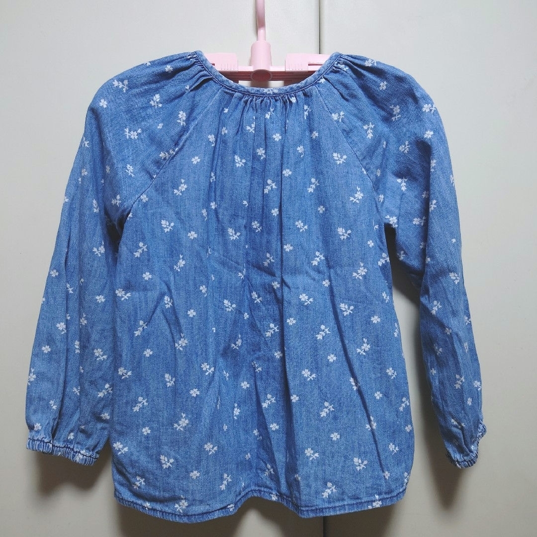 GAP Kids(ギャップキッズ)のGAP 花柄 デニム トップス 110cm(５歳用) キッズ/ベビー/マタニティのキッズ服女の子用(90cm~)(Tシャツ/カットソー)の商品写真