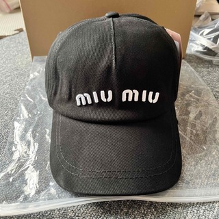 ミュウミュウ　miumiu キャップ帽子　ブラック　男女兼用(キャップ)