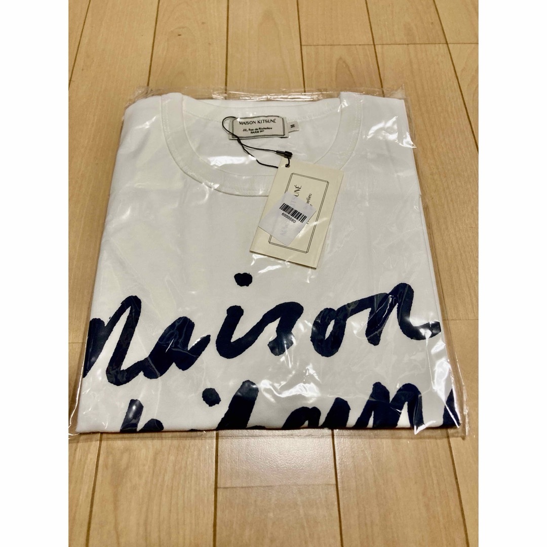 MAISON KITSUNE'(メゾンキツネ)の⑦ メゾンキツネ　筆記体ロゴ　半袖Tシャツ　白 レディースのトップス(Tシャツ(半袖/袖なし))の商品写真