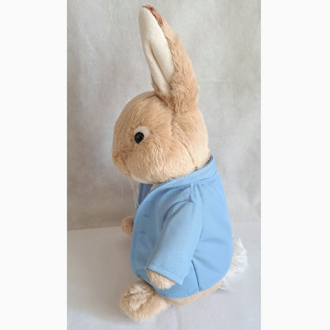 PETER RABBIT（TM）(ピーターラビット)の【匿名配送】ぬいぐるみ　うさぎ　ピーターラビット　ミディアム エンタメ/ホビーのおもちゃ/ぬいぐるみ(ぬいぐるみ)の商品写真