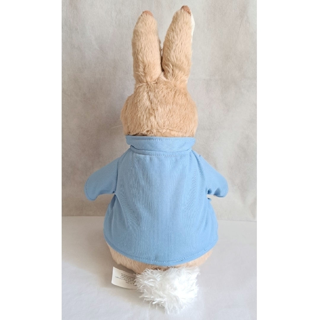 PETER RABBIT（TM）(ピーターラビット)の【匿名配送】ぬいぐるみ　うさぎ　ピーターラビット　ミディアム エンタメ/ホビーのおもちゃ/ぬいぐるみ(ぬいぐるみ)の商品写真