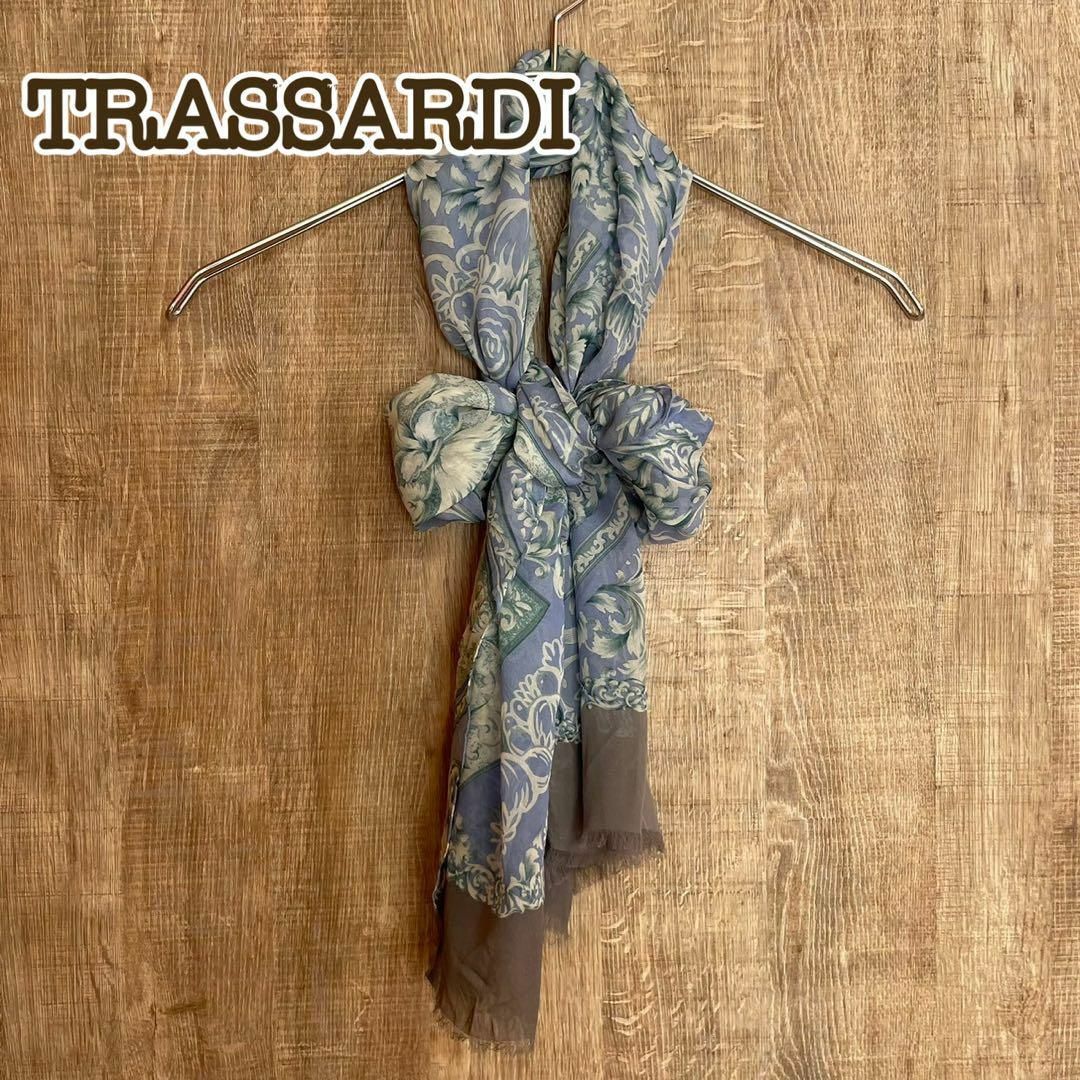 Trussardi(トラサルディ)のTRASSARDI トラサルディ　ストール　ライトブルー系花柄　シルク100% レディースのファッション小物(ストール/パシュミナ)の商品写真