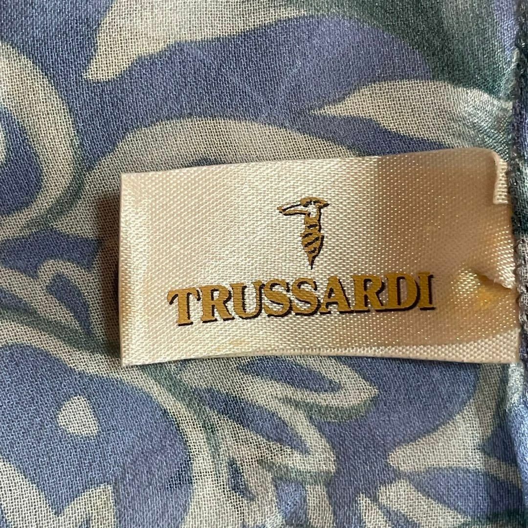 Trussardi(トラサルディ)のTRASSARDI トラサルディ　ストール　ライトブルー系花柄　シルク100% レディースのファッション小物(ストール/パシュミナ)の商品写真