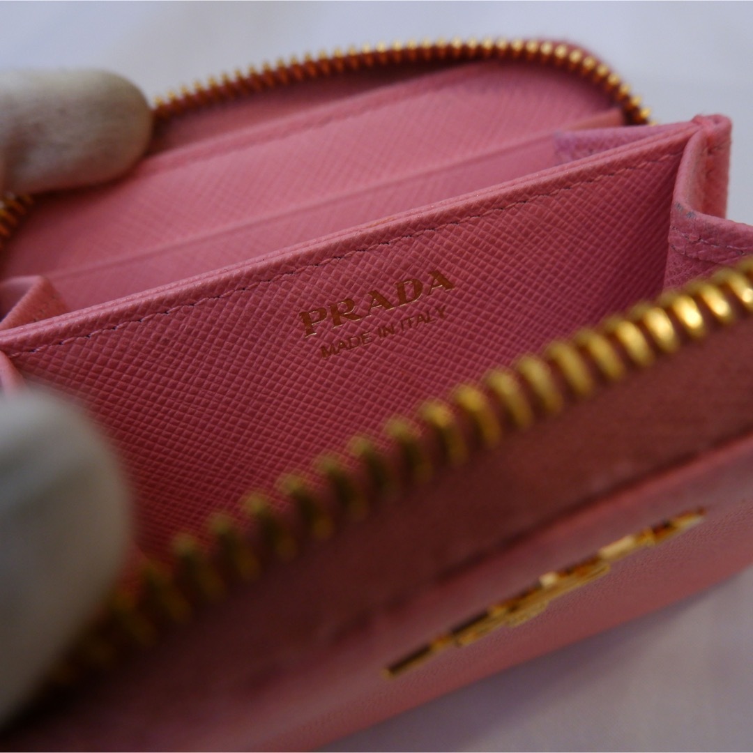 PRADA(プラダ)の♡美品♥︎ PRADA コインケース カード入れ ラウンドジップ 金ロゴ ピンク レディースのファッション小物(コインケース)の商品写真