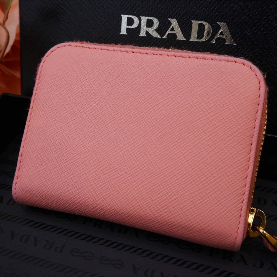 PRADA(プラダ)の♡美品♥︎ PRADA コインケース カード入れ ラウンドジップ 金ロゴ ピンク レディースのファッション小物(コインケース)の商品写真
