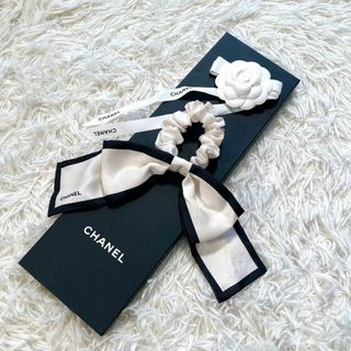 シャネル(CHANEL)の未使用級 CHANEL シャネル シュシュ リボン カメリア オフホワイト(ヘアゴム/シュシュ)