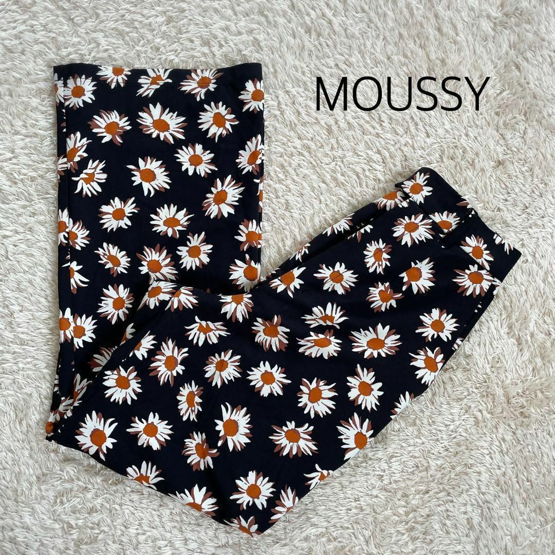 moussy(マウジー)のマウジー　マーガレットフレアパンツ　花柄パンツ レディースのパンツ(カジュアルパンツ)の商品写真