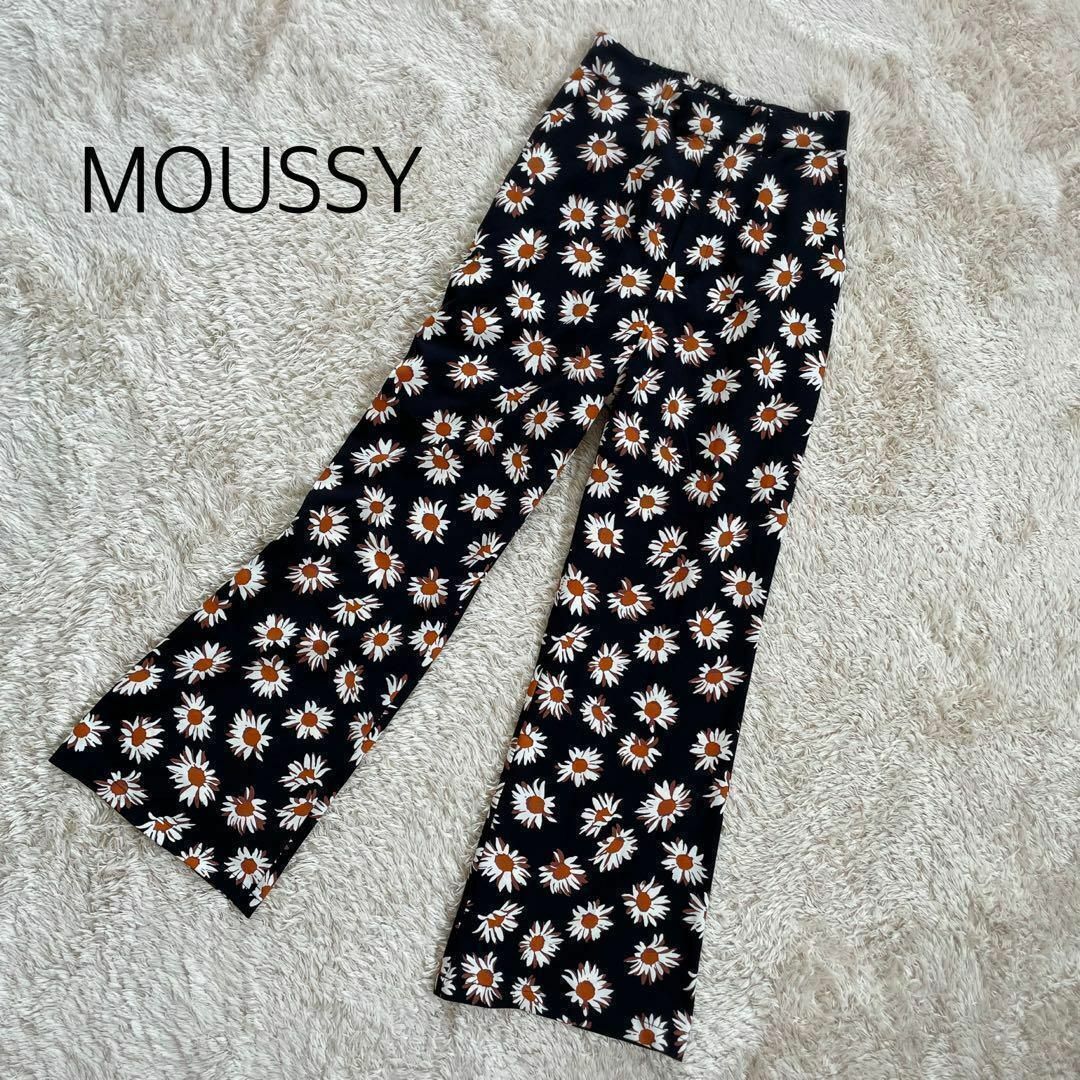 moussy(マウジー)のマウジー　マーガレットフレアパンツ　花柄パンツ レディースのパンツ(カジュアルパンツ)の商品写真