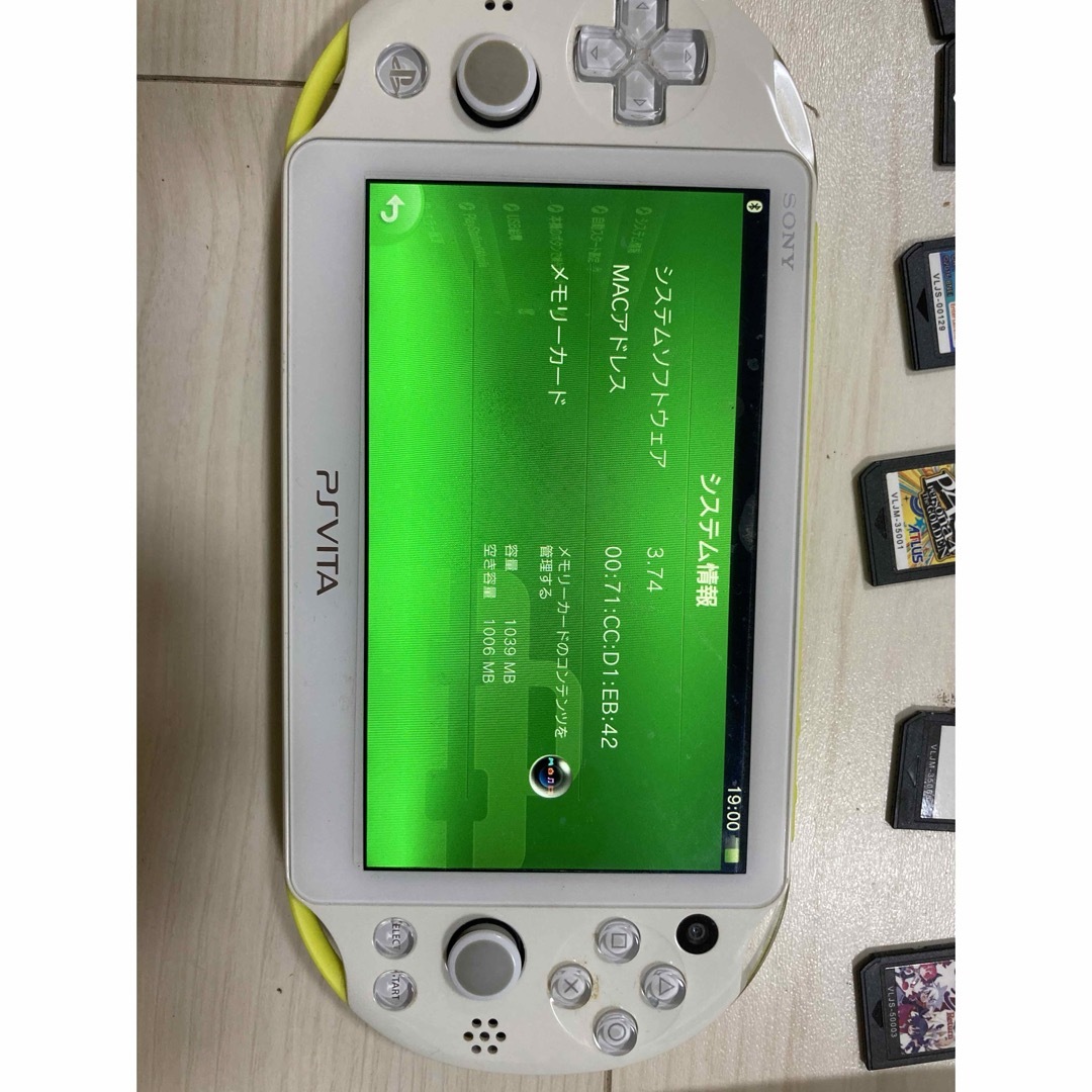 PS VITA 2000 メモリーカード ソフトセット エンタメ/ホビーのゲームソフト/ゲーム機本体(携帯用ゲーム機本体)の商品写真