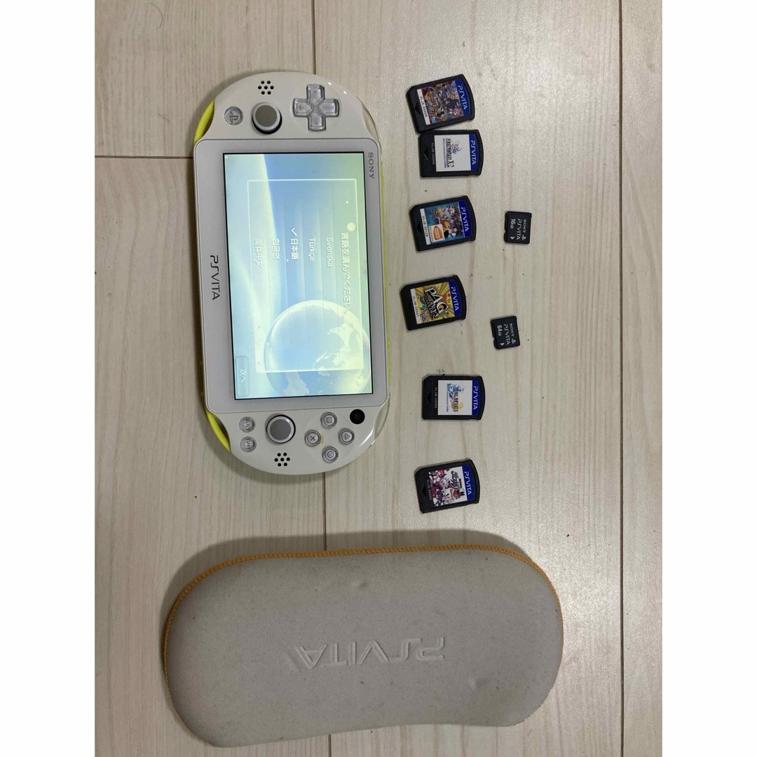 PS VITA 2000 メモリーカード ソフトセット エンタメ/ホビーのゲームソフト/ゲーム機本体(携帯用ゲーム機本体)の商品写真