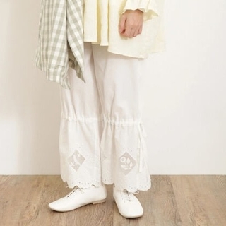 サマンサモスモス(SM2)の鳥刺繍裾口絞りペチパンツ(カジュアルパンツ)