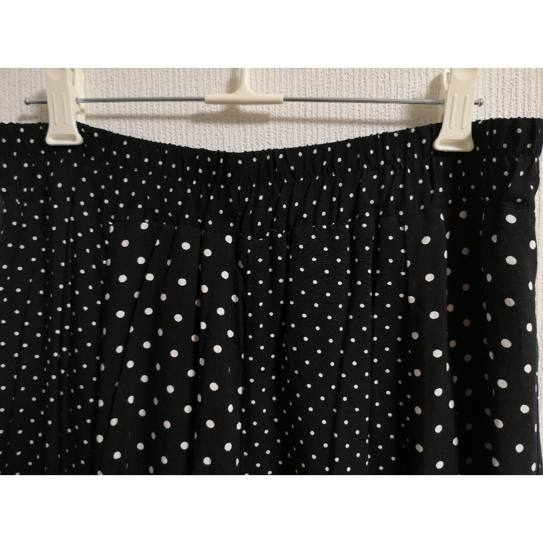 黒地に白のドット柄　ギャザーフレアーロングスカート　Lサイズ レディースのスカート(ロングスカート)の商品写真