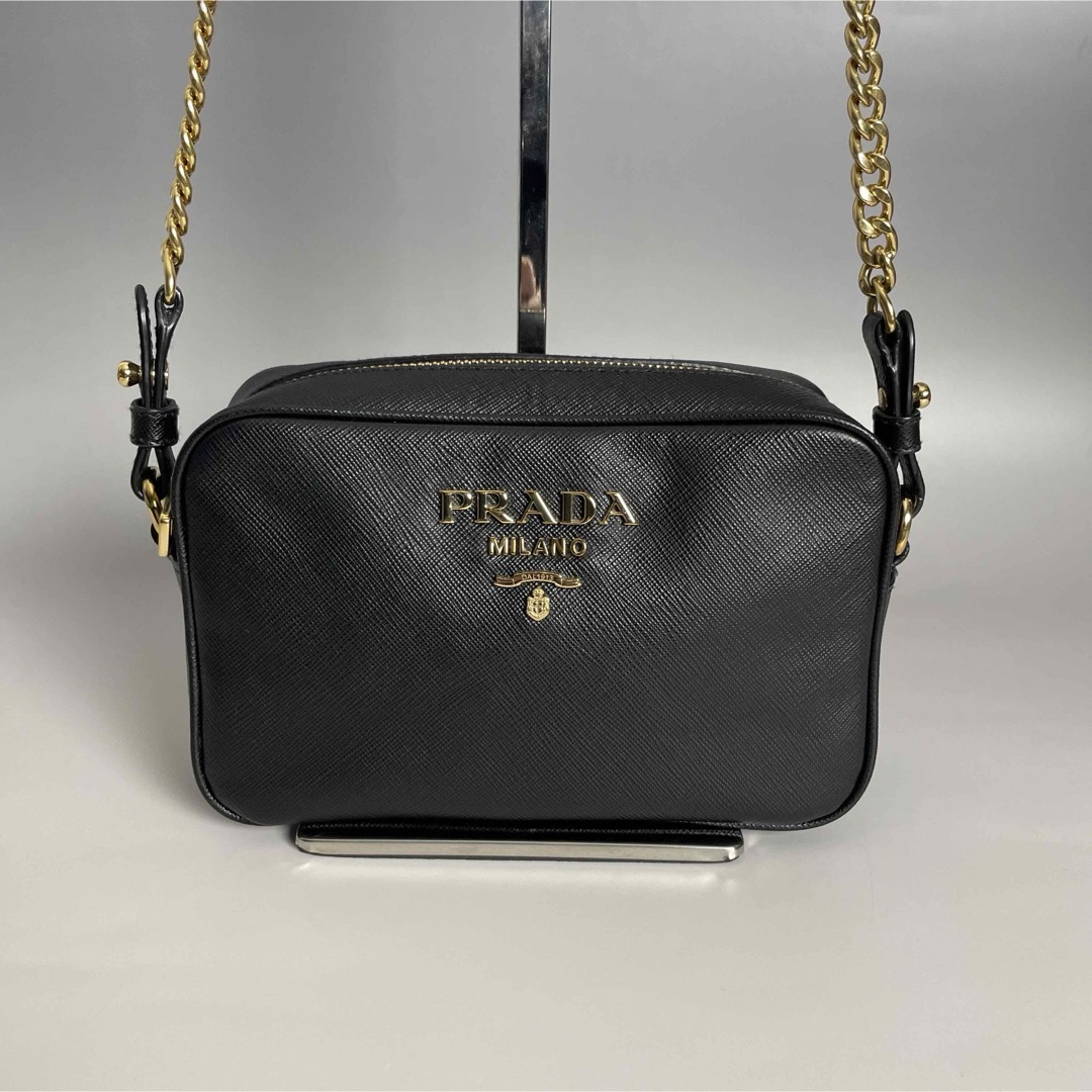 PRADA(プラダ)のPrada 極美品 黒 チェーン ショルダーバッグ サフィアーノ メタル プラダ レディースのバッグ(ショルダーバッグ)の商品写真