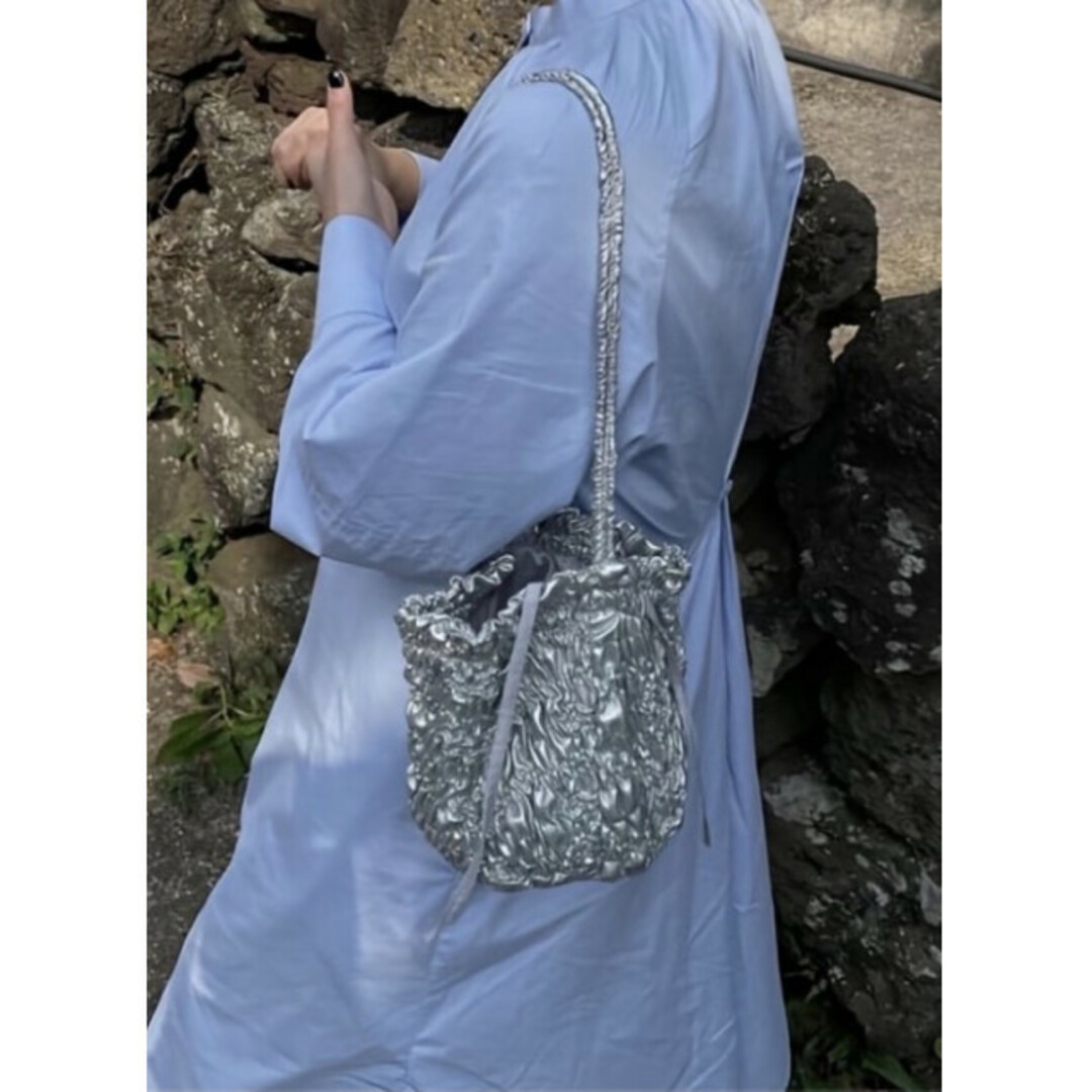 ギャザー バケットバッグ ショルダーバッグ シルバー 銀 ハンドバッグ 綺麗 レディースのバッグ(ショルダーバッグ)の商品写真