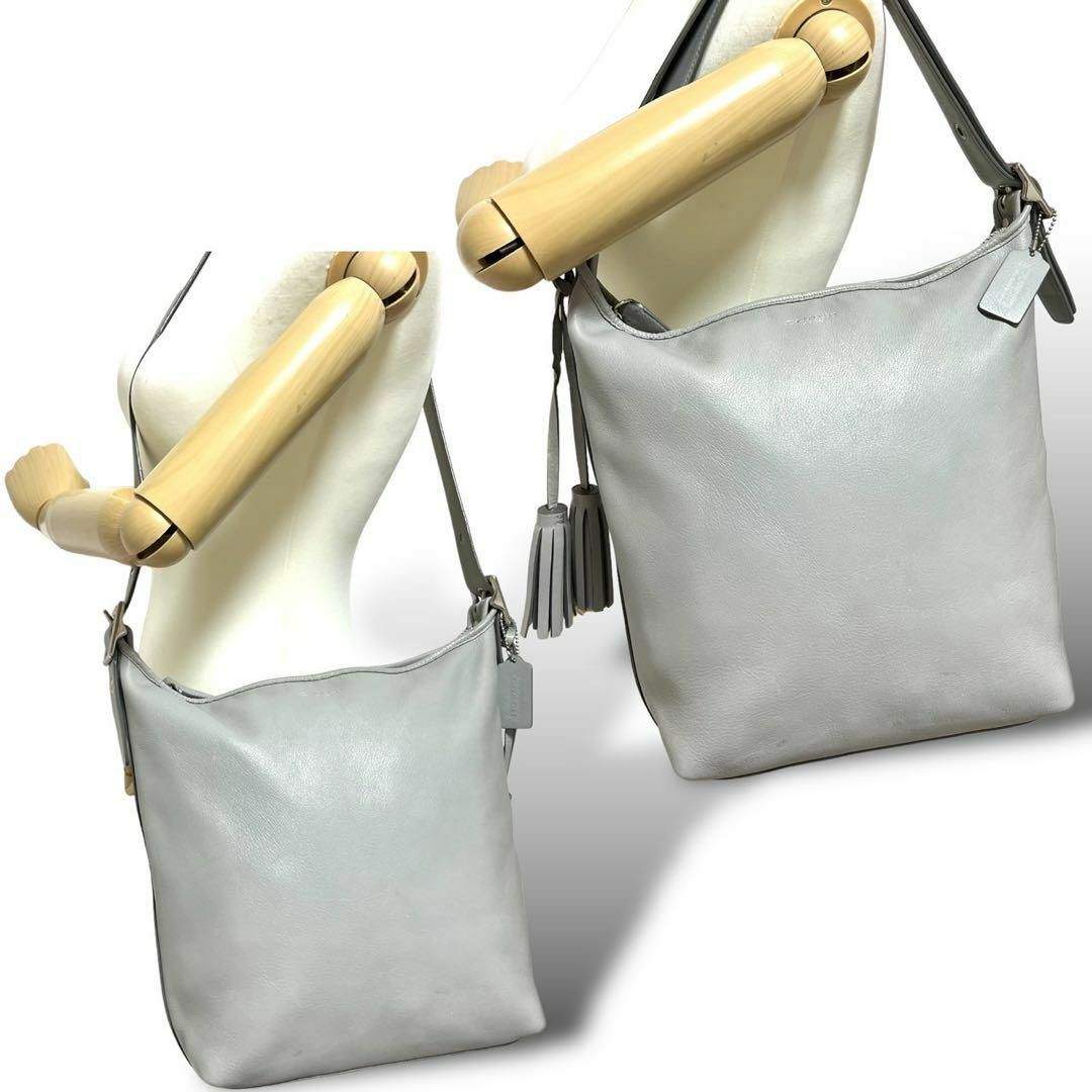 COACH(コーチ)の美品　コーチ ショルダーバッグ レザー 斜め掛け　ロゴ　チャーム　グレー レディースのバッグ(ショルダーバッグ)の商品写真