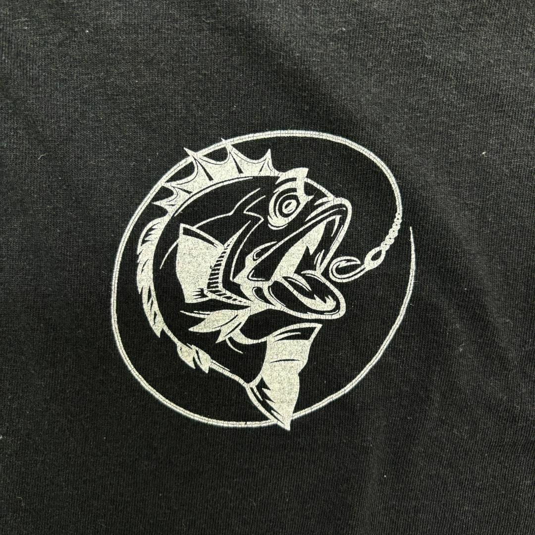 VINTAGE(ヴィンテージ)のバスがバス釣り　魚　ユニークT　シュールイラスト　半袖Tシャツ　ブラック　M メンズのトップス(Tシャツ/カットソー(半袖/袖なし))の商品写真