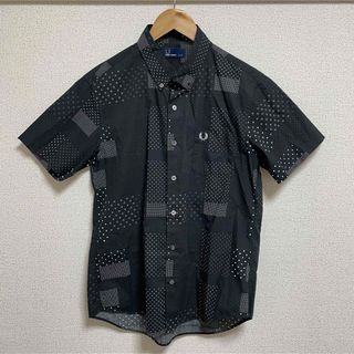 フレッドペリー(FRED PERRY)のフレッドペリー　総柄シャツ　半袖　刺繍ロゴ(シャツ)